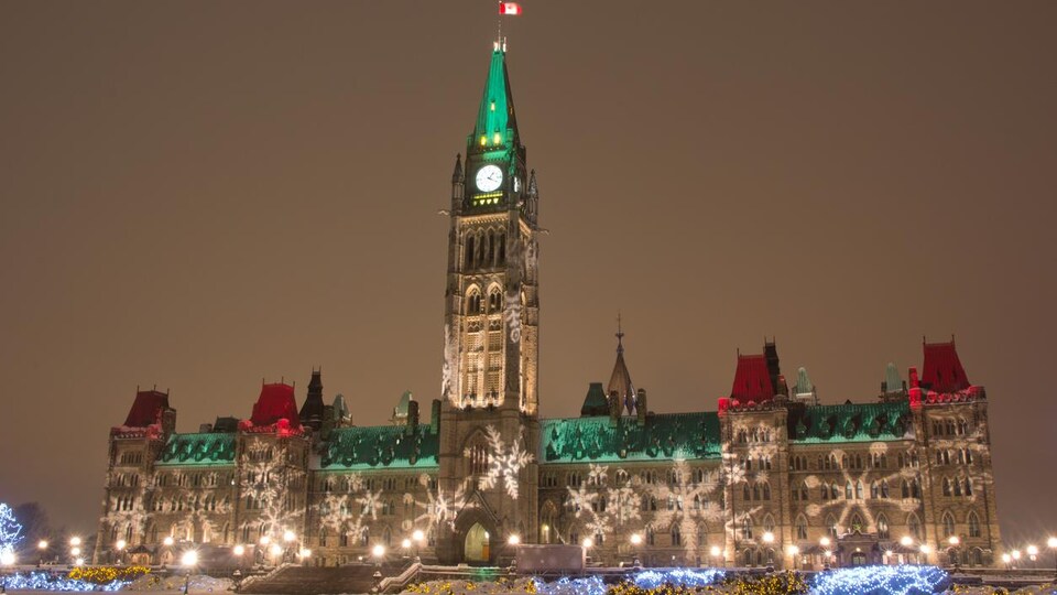 Le Parlement d'Ottawa se pare de vert et de rouge pour le temps des Fêtes.