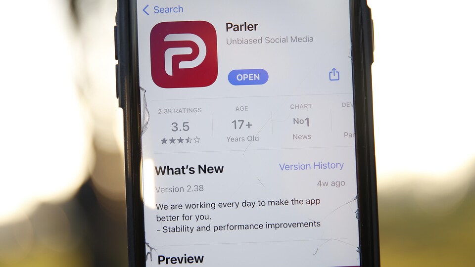Un téléphone affichant l'application Parler.