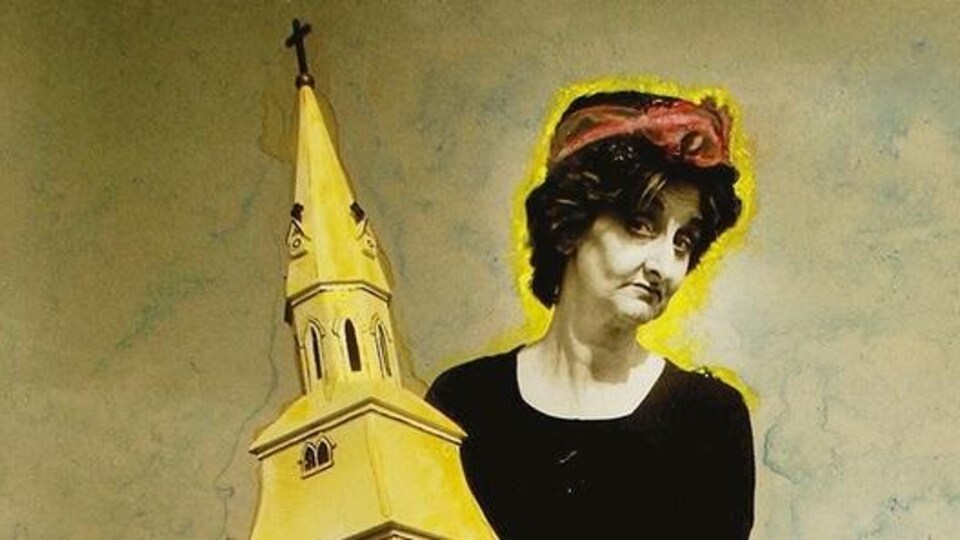 Couverture du livre « Paroles et regards de femmes en Acadie ». Une femme qui tient une maquette d’une église.