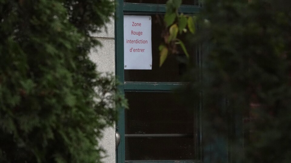 Une affiche dans une porte.