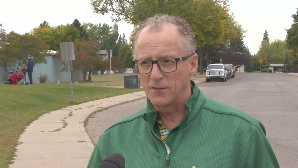 Le candidat Daryl Cooper à l'extérieur lors d'un évènement partisan.