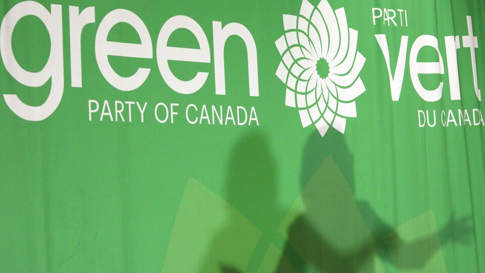 Une ombre devant le logo du Parti vert du Canada.