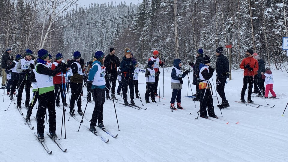 Les jeunes attendent le départ de la course.