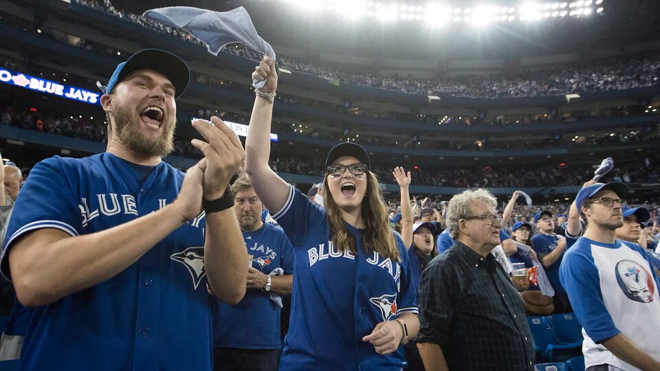 Des partisans des Blue Jays encouragent leur équipe au cours d'un match.