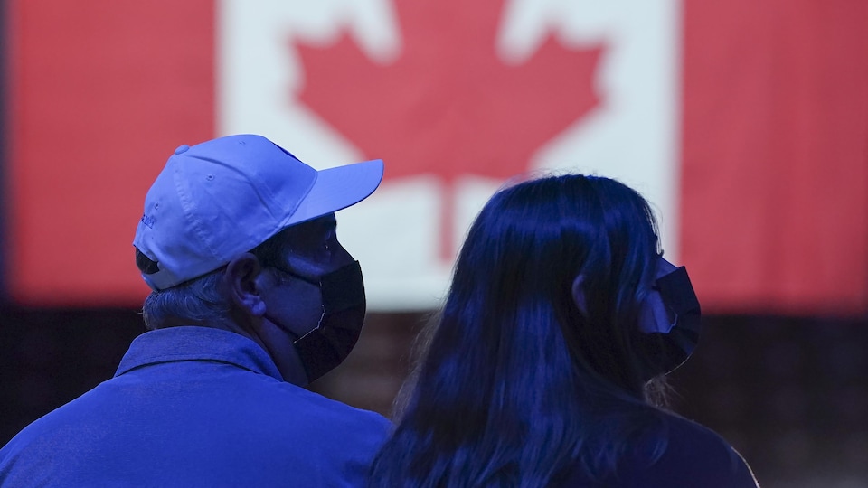 Des partisans conservateurs suivent la soirée électorale au quartier général du chef conservateur Erin O'Toole.