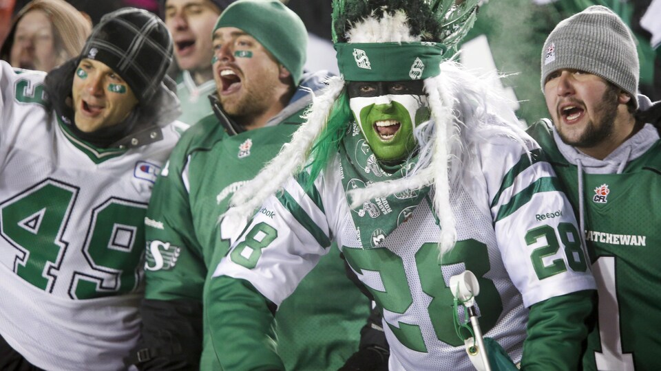 Des partisans colorés des Roughriders de la Saskatchewan.