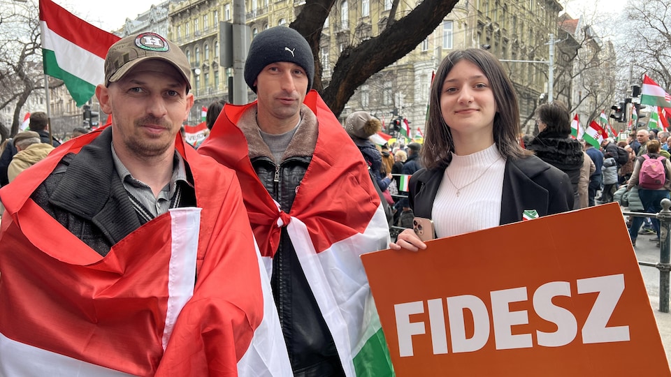 Victor Orban'ın partisinin destekçileri. 