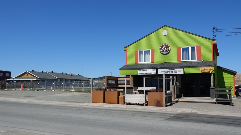 Face de la salle de spectacles des Pas Perdus aux Îles-de-la-Madeleine. 