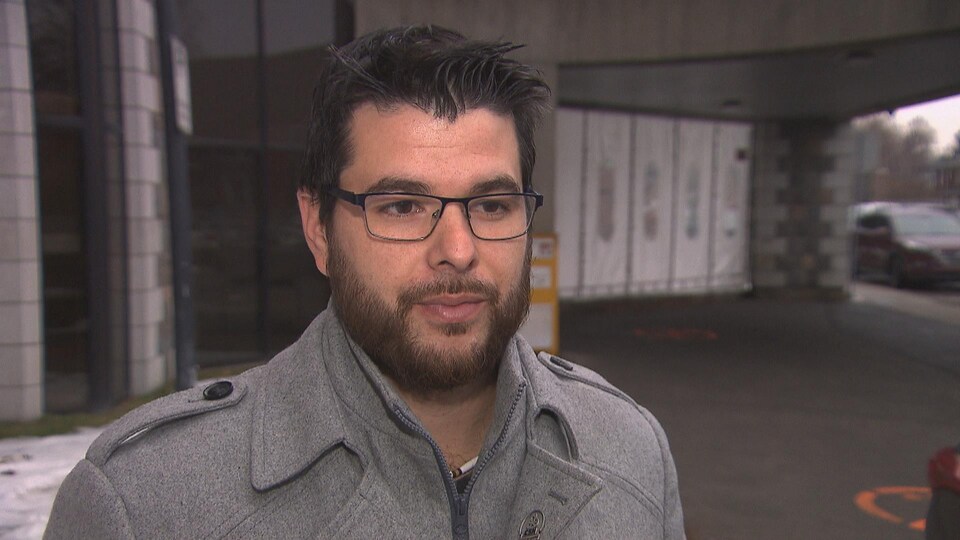 Pascal Bastarache en entrevue dehors.