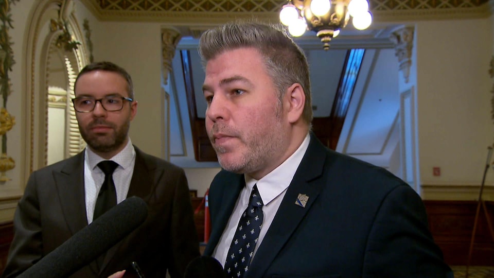 Pascal Bérubé répond aux questions des journalistes lors d'une mêlée de presse à l'Assemblée nationale.