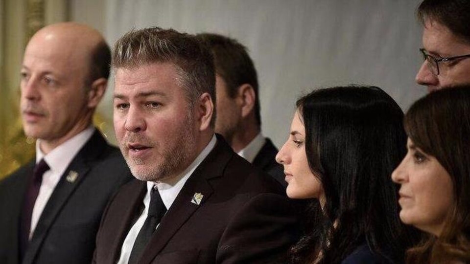 Pascal Bérubé entouré de cinq des députés de son caucus.