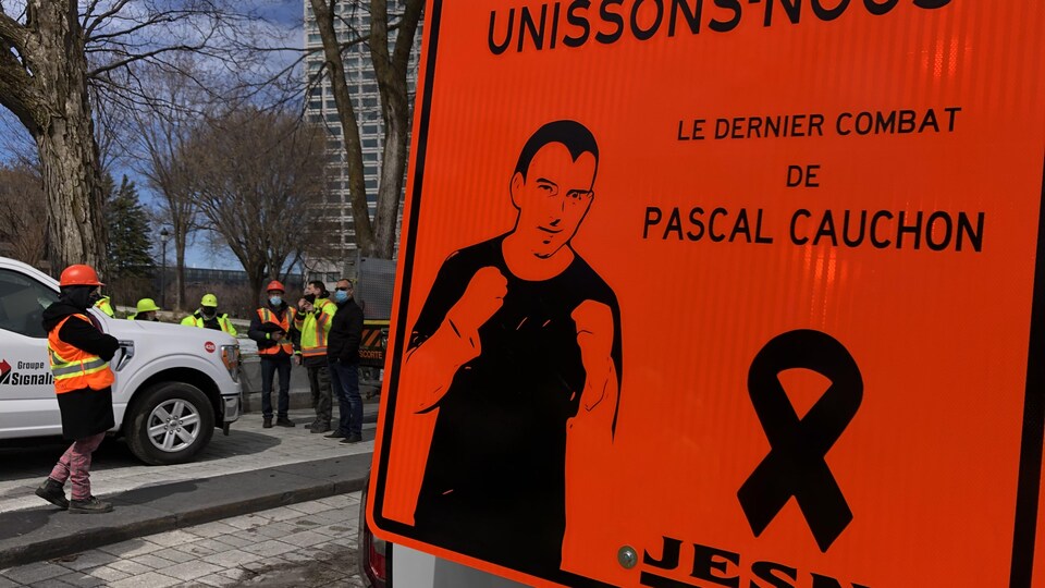 L'image de Pascal Cauchon sur un panneau de signalisation.