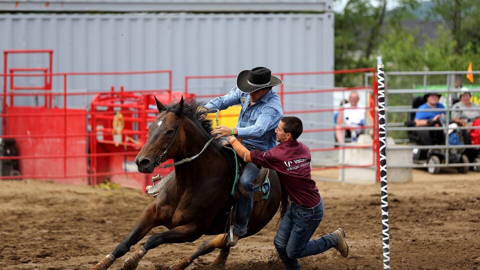 Un cowboy de SaintHubertdeRivièreduLoup au Calgary Stampede Rodeo