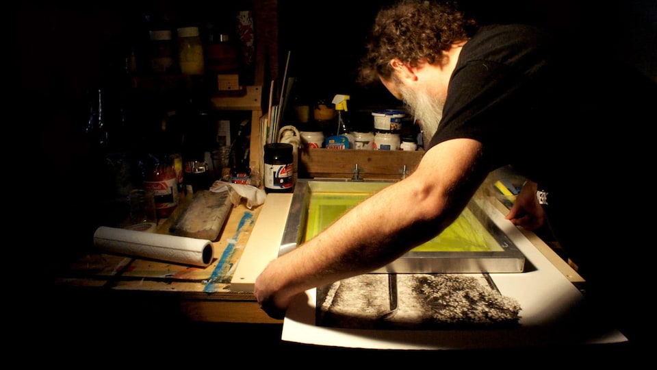 Pascal Picard travaille dans son atelier.