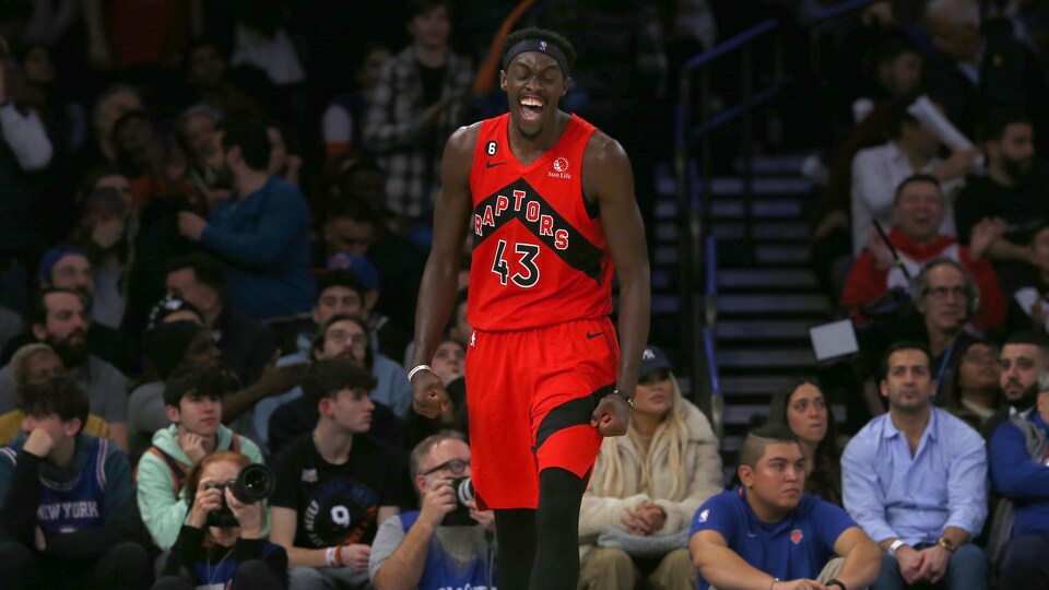 Siakam sourit sur un terrain de basketball.