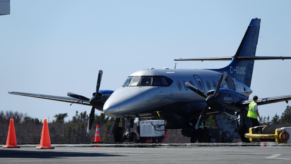 Un avion de Pascan est sur le tarmac de l'aéroport des Îles-de-la-Madeleine. 