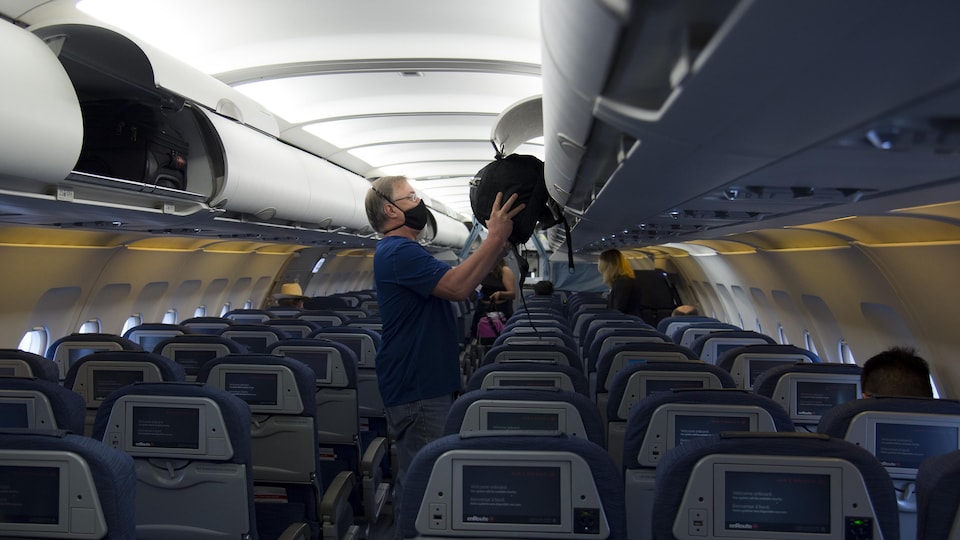 Un passager à bord d’un avion