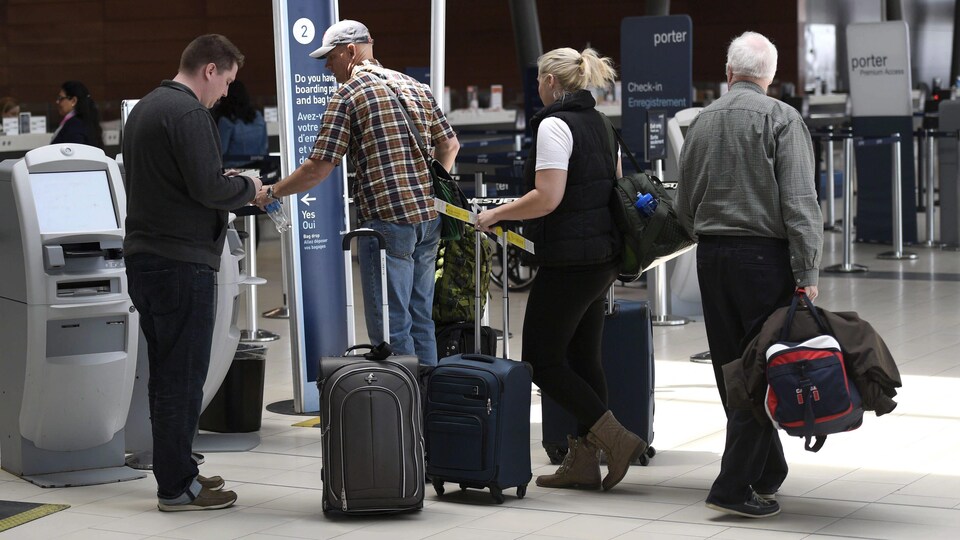 Des passagers à l'aéroport d'Ottawa