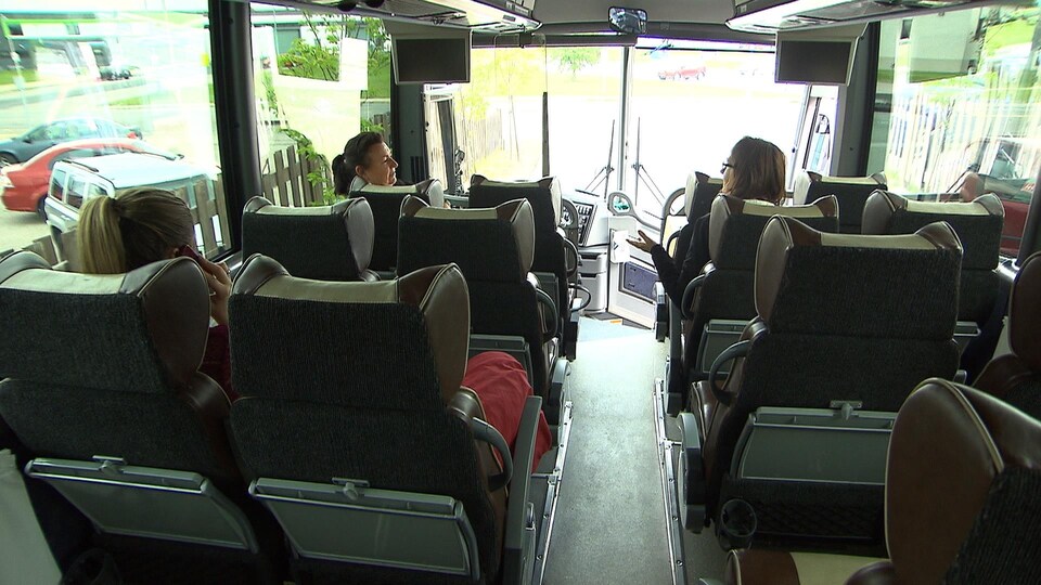 Passagers à bord d'un autobus d'Intercar au terminus de Sept-Îles. 