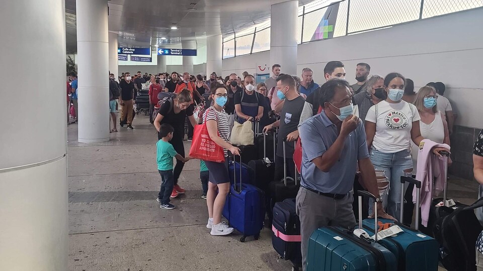 Des passagers de Sunwing à l’aéroport de Cancún.