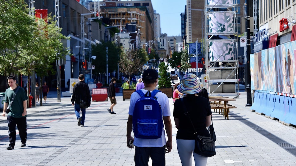 Des passants à Montréal.