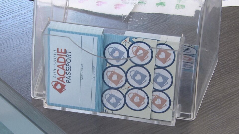 Le carton du Passeport Acadie-Sud des deux côtés, avec l'espace pour les autocollants, et l'endos avec le nom du participant.