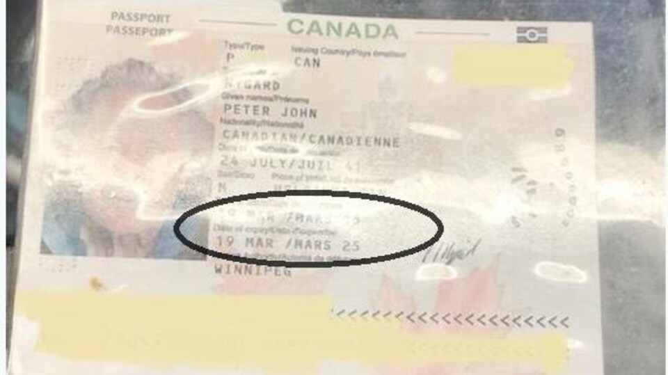 Le passeport est dans un sac de plastique. La date d'expiration est entourée d'un trait noir.
