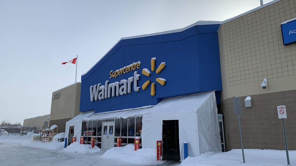 L'entrée principale du Walmart à Val-d'Or en Abitibi-Témiscamingue.