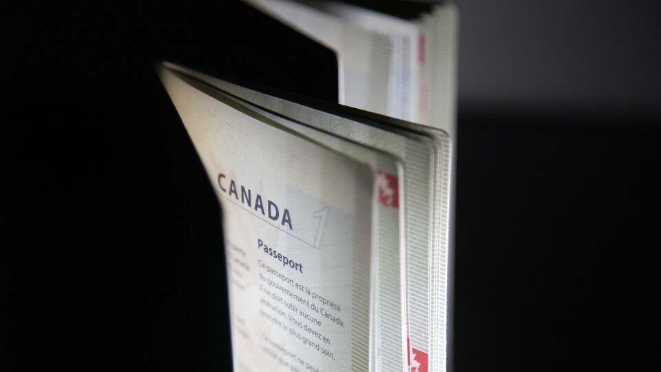 Des passeports canadiens entrouverts, dont on voit la première page.