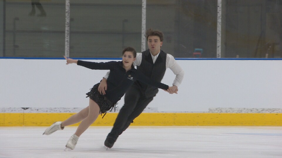 Deux personnes sur une patinoire.