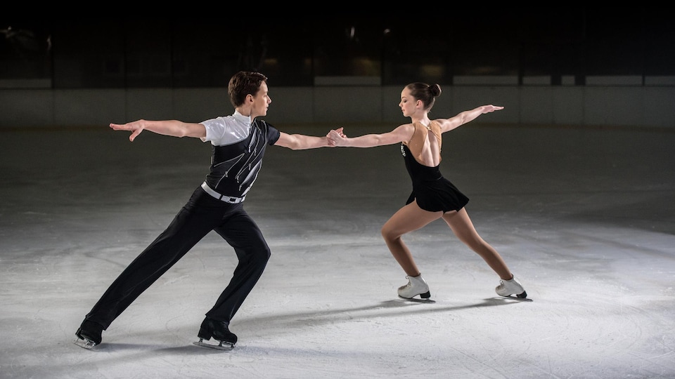 Un couple de patineurs artistiques.
