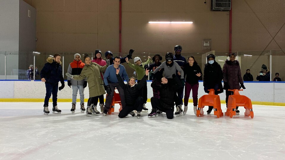 Plusieurs personnes sont sur la glace pour une photo. 