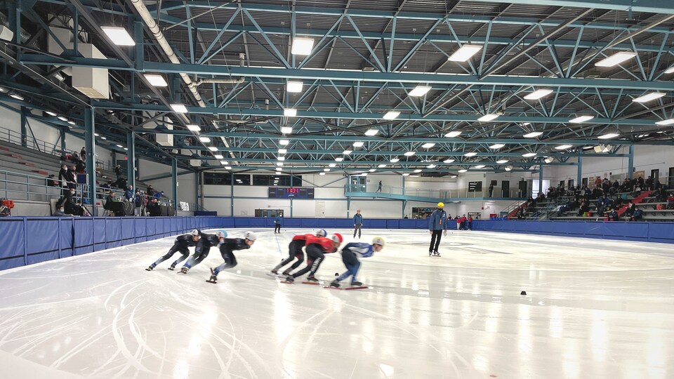 Des patineurs sur une piste.