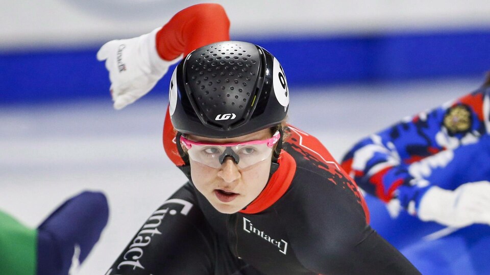 La patineuse de vitesse Claudia Gagnon effectue un virage.