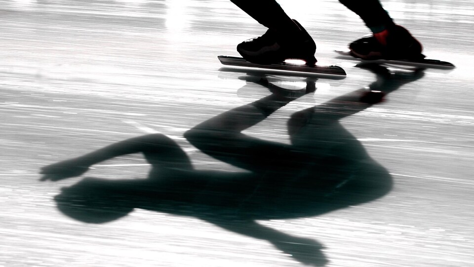L'ombre d'un patineur sur la glace