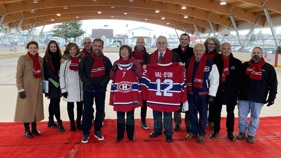 Céline Brindamour, Pierre Corbeil, Geoff Molson ainsi que plusieurs anciens joueurs des Canadiens sur la patinoire.