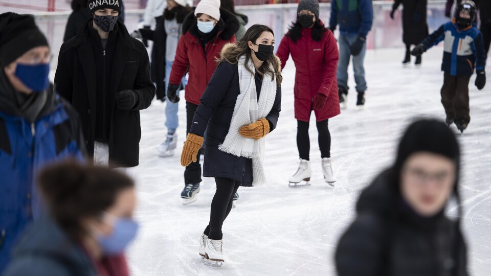 Des patineurs portant le masque à Ottawa.