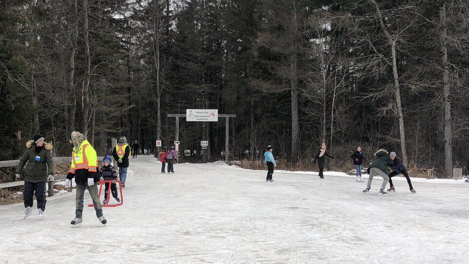 Une Première Journée Très Achalandée Pour La Patinoire En Forêt De La