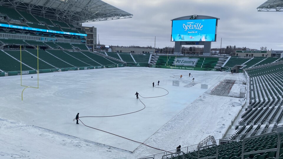 Une patinoire sur le terrain du stade Mosaic de Regina.