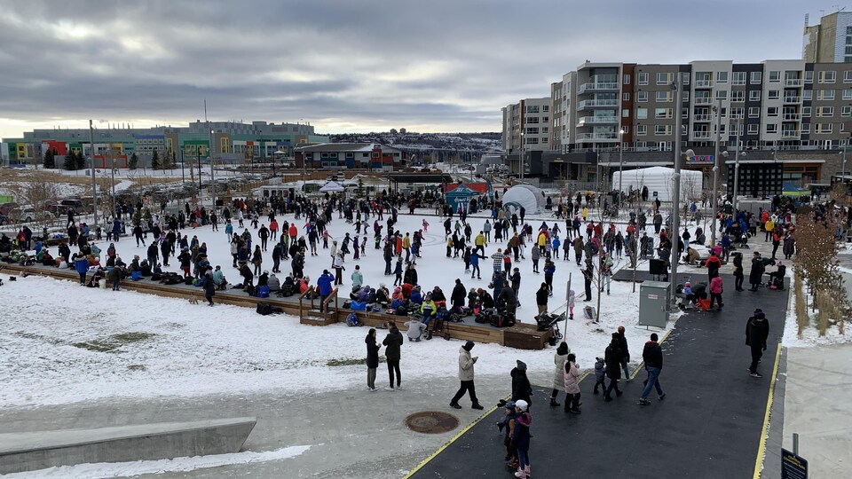 Des centaines de personnes qui patinent au parc Central Commons le 4 décembre 2022.