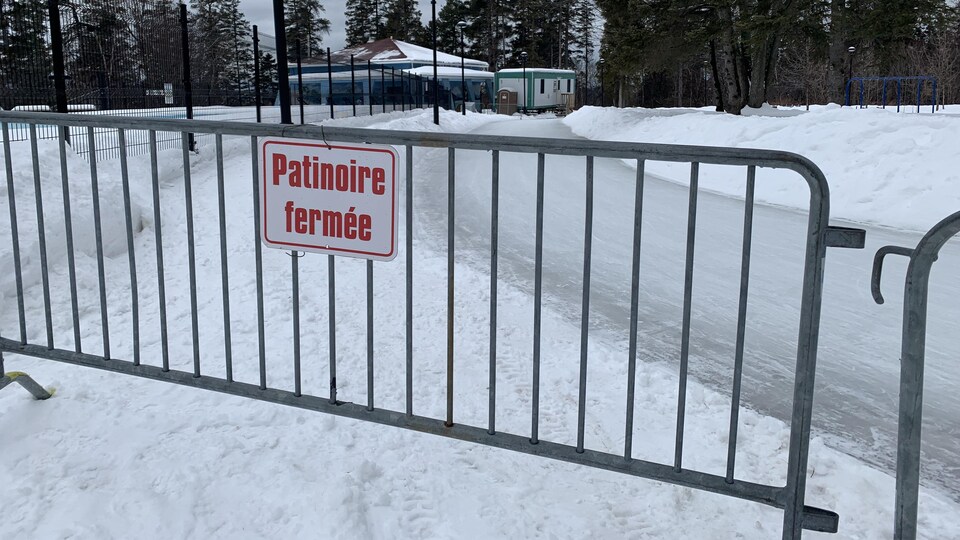 Une clôture bloque l'accès à l'anneau de glace.