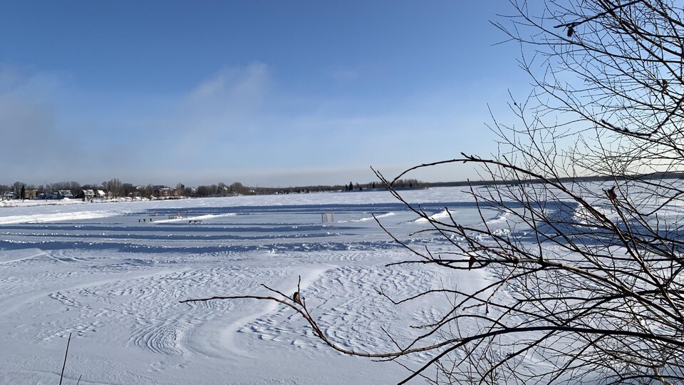 Une patinoire aménagée sur un lac.