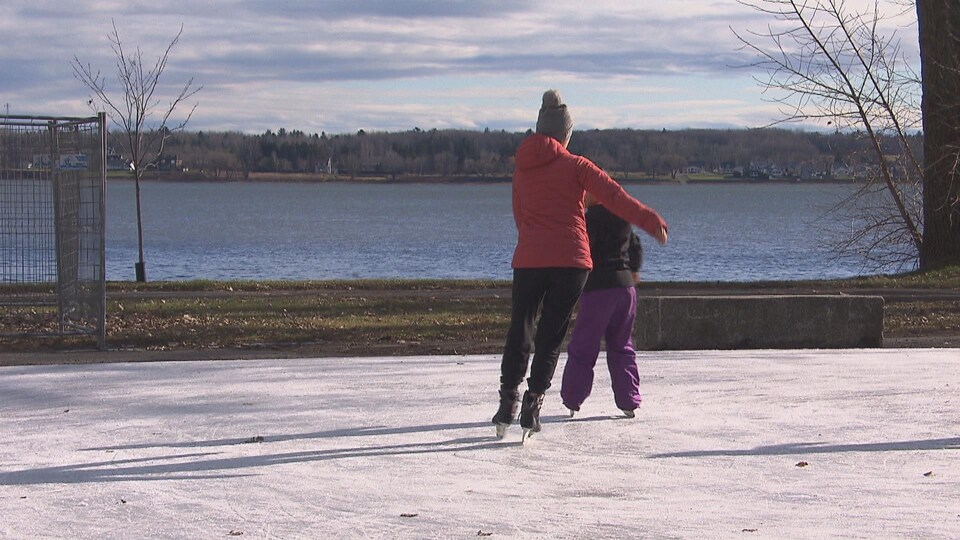 Des personnes qui patinent sur la glace.