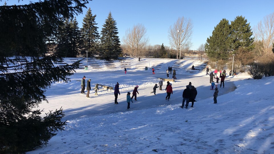 Des dizaines de personnes patinent sur l'anneau de glace du parc Beauséjour de Rimouski, le 10 janvier 2021.