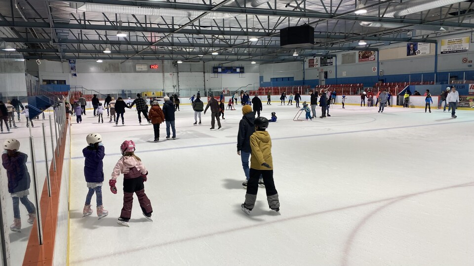 Des enfants et des adultes qui font du patinage libre.
