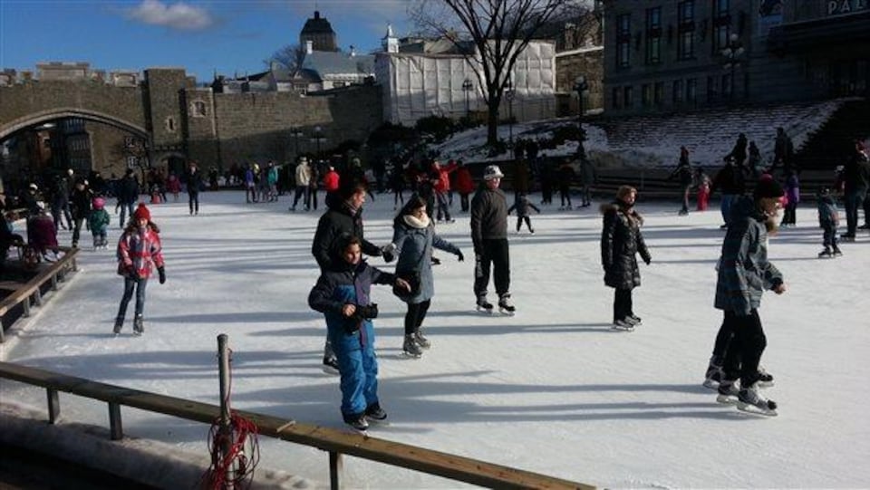 Des patineurs à la place D’Youville, en hiver