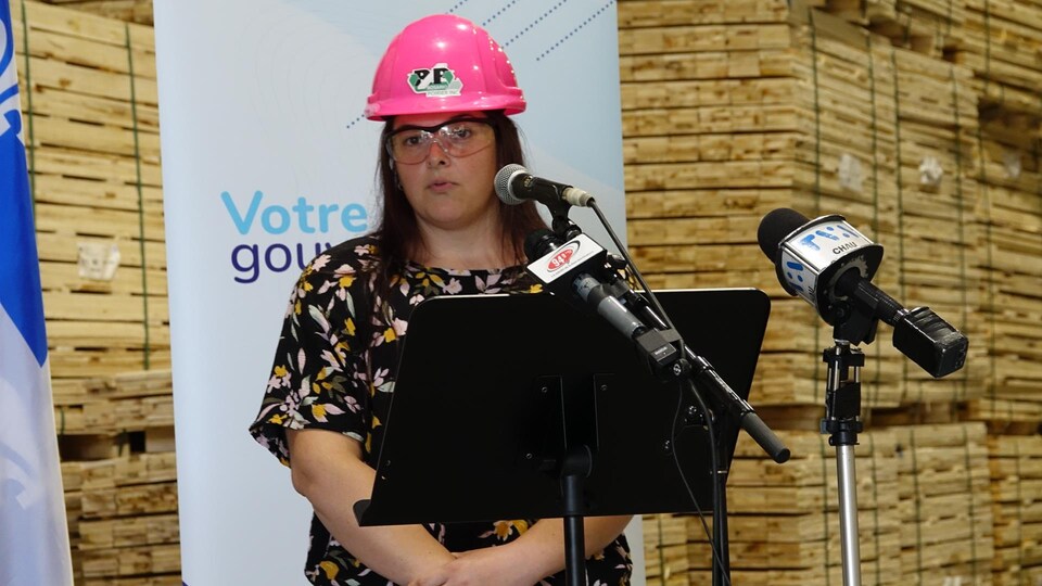 La contrôleuse des finances de la scierie Rosario Poirier, Patricia Poirier.