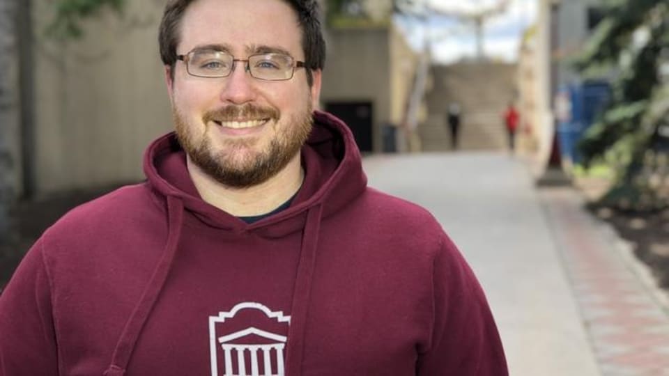 Patrick D’Aoust devant son campus de l'Université d'Ottawa.