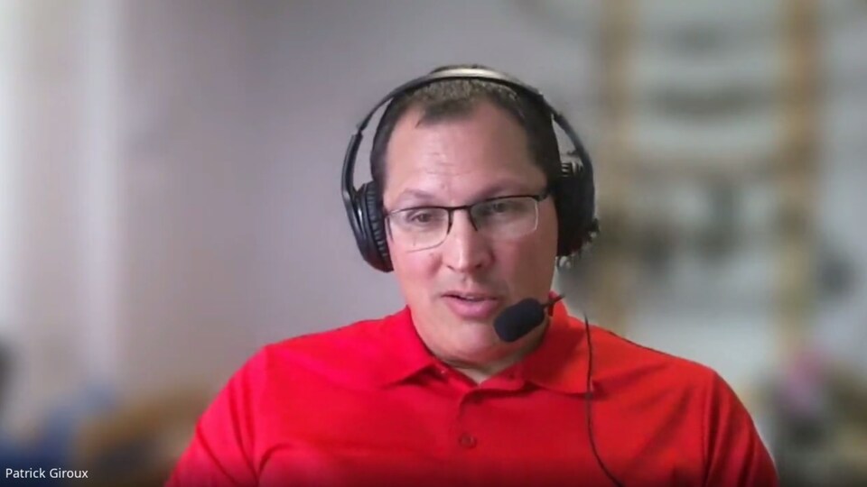 Patrick Giroux avec un casque d'écoute sur la tête en vidéoconférence. 