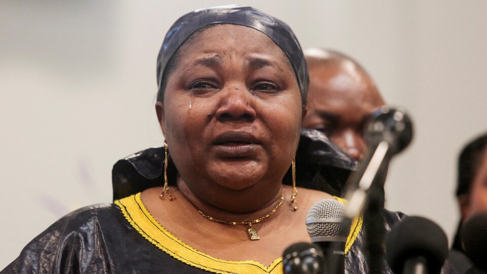 La douleur de Dorcas Lyoya, dont les larmes coulent sur ses joues, se lit sur son visage.